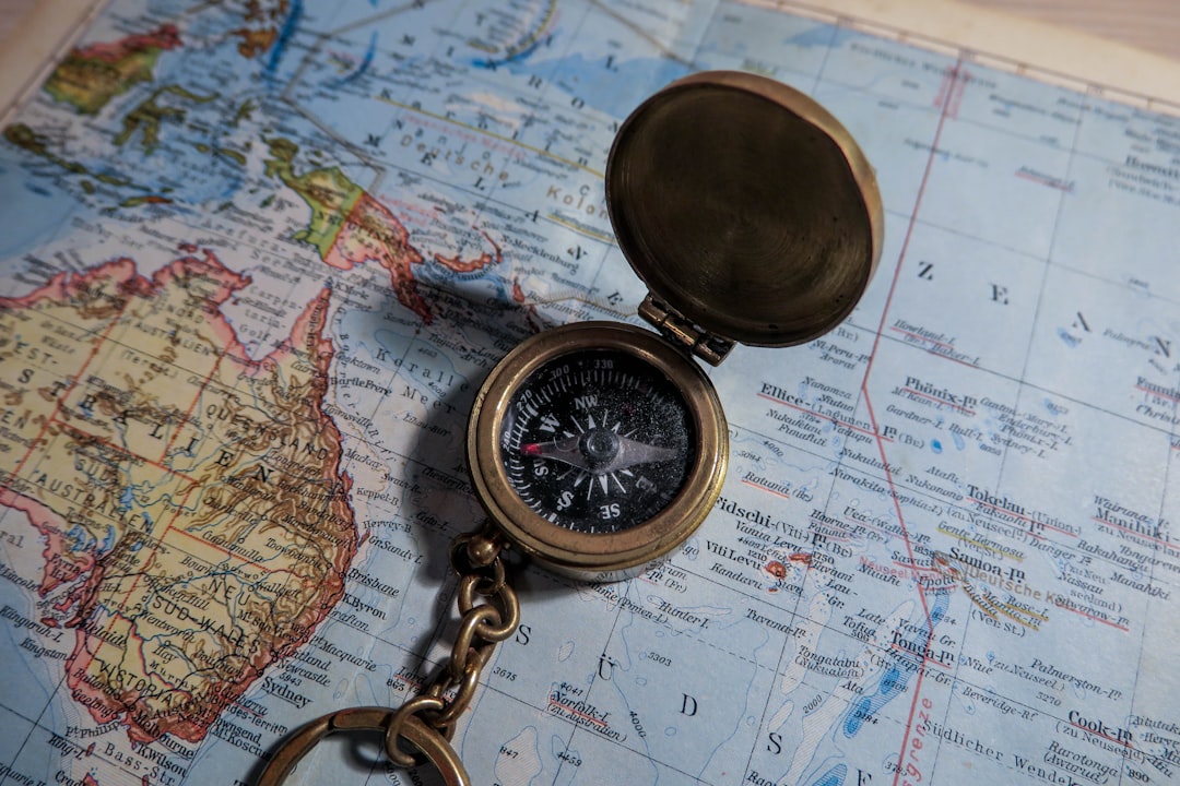 Photo navigate without a magnetic compass
