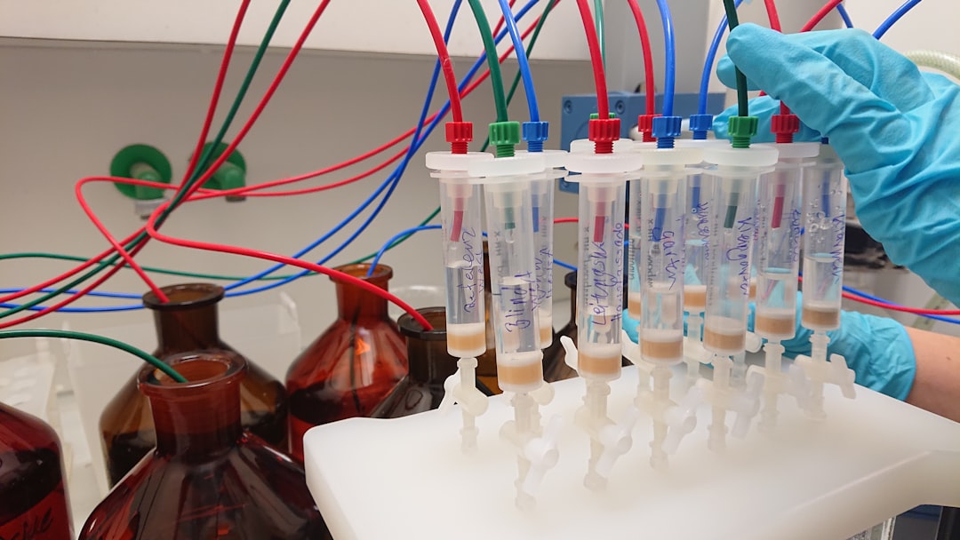 Photo chiral chromatography