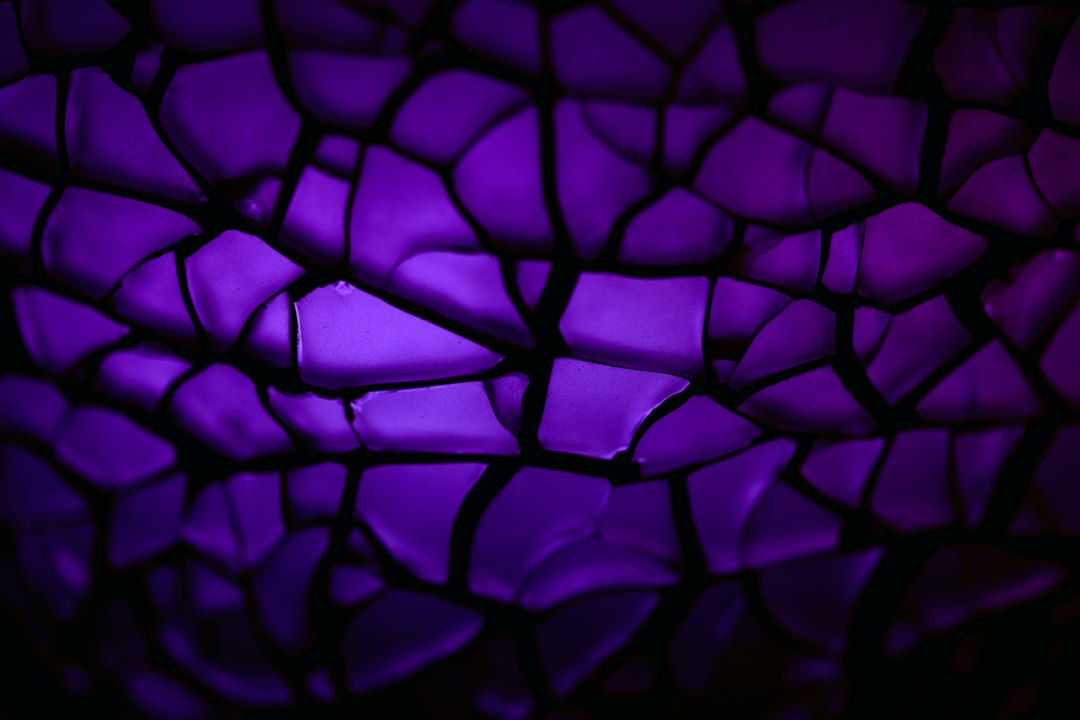 Photo purple streetlight glow mystery