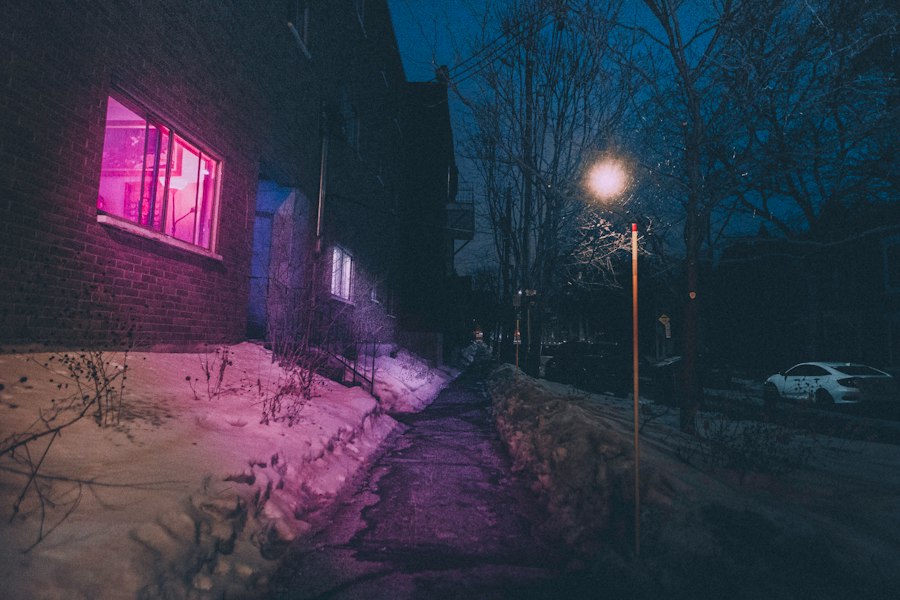 Photo purple streetlight glow mystery