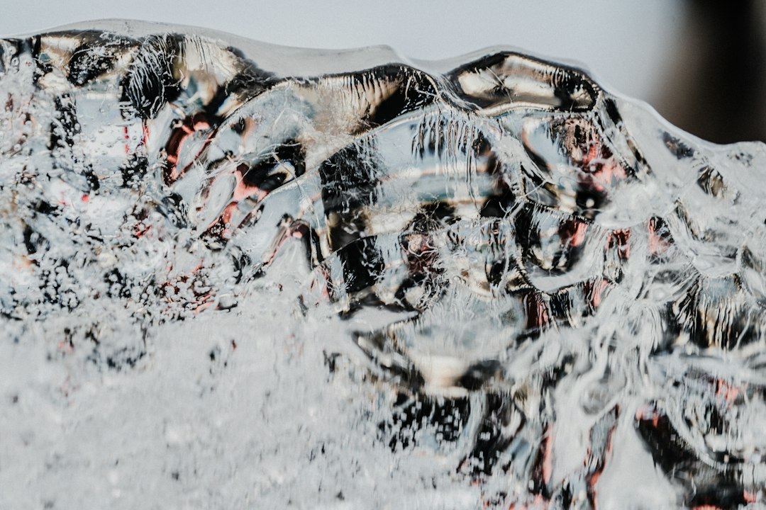 Photo water freezes while boiling experiment