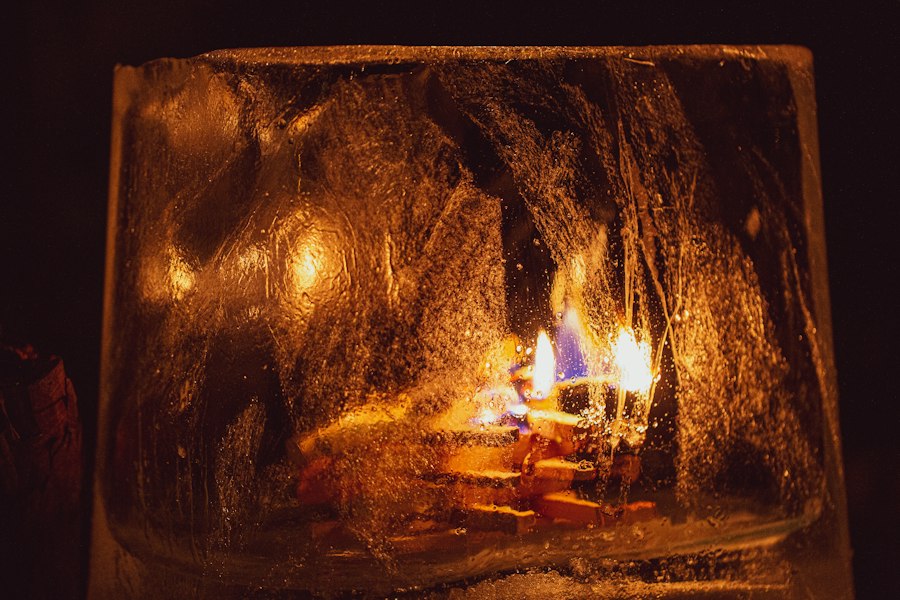 Photo water freezes while boiling experiment