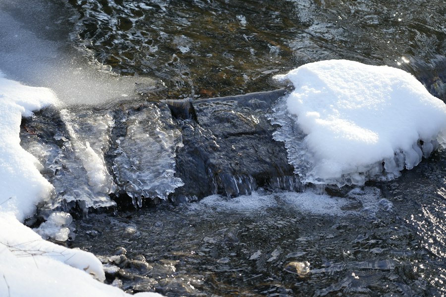 water boiling and freezing simultaneously